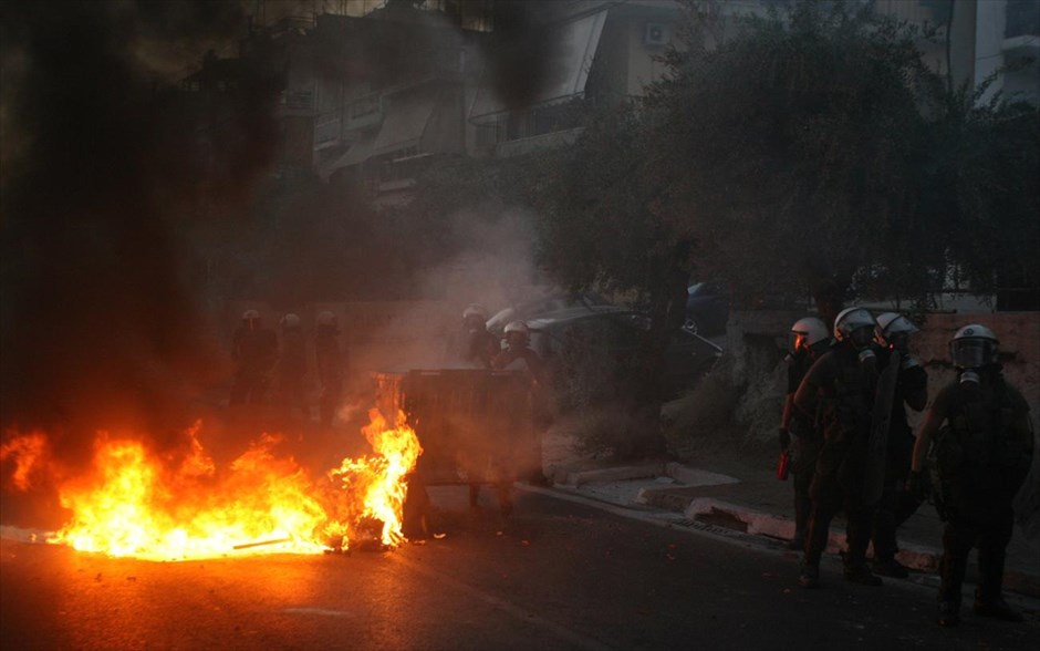 Αντιφασιστική συγκέντρωση στην Αμφιάλη - επεισόδια #8. Επεισόδια σημειώθηκαν έξω από το αστυνομικό τμήμα Κερατσινίου.