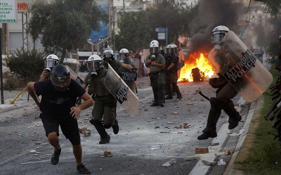Επεισόδια στο συλλαλητήριο για τη δολοφονία του Π. Φύσσα . Διαδηλωτής τρεχει να ξεφύγει από την αστυνομία κατά τη διάρκεια επεισοδείων στο αντιφασιστικό συλλαλητήριο στην Αμφιάλη, με αφορμή τη δολοφονία του 34χρονου Π. Φύσσα. Πάνω από 5.000 άνθρωποι διαδήλωσαν χτες στους δρόμους του Κερατσινίου, διαμαρτυρόμενοι για τη δολοφονία του νεαρού άντρα. Συνολικά 130 άτομα προσήχθησαν στη διάρκεια των επεισοδίων σε Κερατσίνι και Νίκαια. Εξ αυτών συνελήφθησαν 34 άτομα.