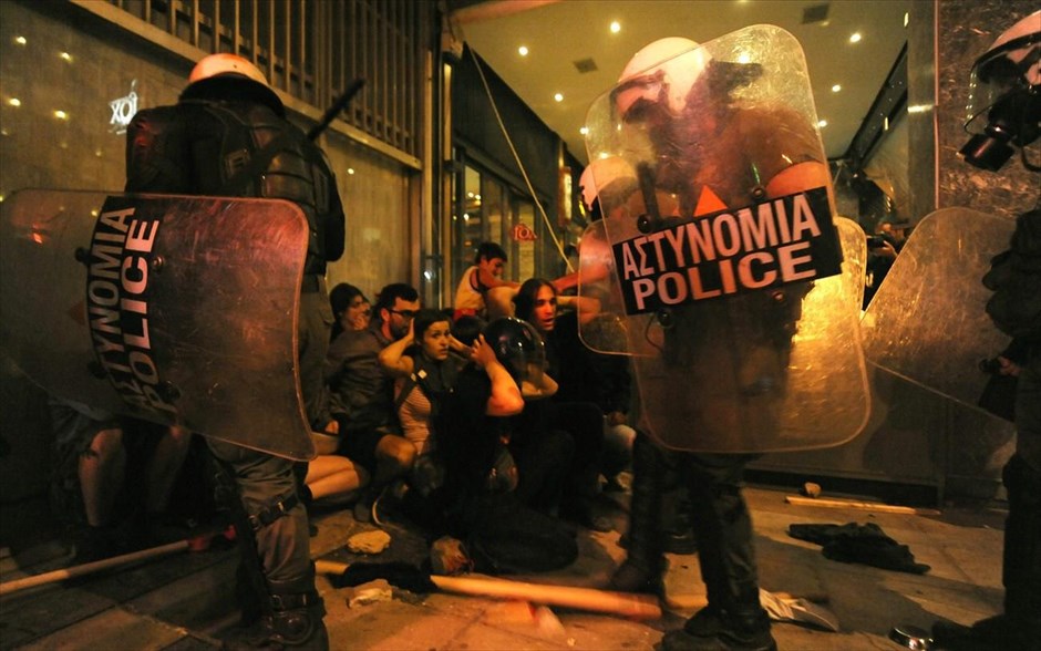 Επεισόδια και συλλήψεις στο συλλαλητήριο για τη δολοφονία του Π. Φύσσα. Επεισόδια σημειώθηκαν την Τετάρτη στην Αμφιάλη, όπου πραγματοποιήθηκε συλλαλητήριο ενάντια στον φασισμό, στην περιοχή της δολοφονίας του 34χρονου Π. Φύσσα. Συνολικά 130 άτομα προσήχθησαν στη διάρκεια των επεισοδίων σε Κερατσίνι και Νίκαια. Εξ αυτών συνελήφθησαν 34 άτομα. Ένταση σημειώθηκε έξω από το αστυνομικό τμήμα Κερατσινίου, στην οδό Γρηγορίου Λαμπράκη, όπου έιχαν στηθεί οδοφράγματα ενώ έγινε ρίψη μολότοφ και χρήση δακρυγόνων.