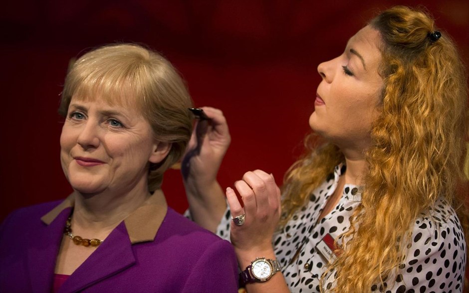 Νέα Μερκελ... στο μουσείο κέρινων ομοιωμάτων Madame Tussauds . Υπάλληλος βάζει τις τελευταίες «πινελιές» στο κέρινο ομοίωμα της γερμανίδας καγκελάριου Άγκελα Μέρκελ, πριν την παρουσίασή του στο μουσείο κέρινων ομοιωμάτων Madame Tussauds στο Βερολίνο. Το νέο κέρινο ομοίωμα της Μέρκελ, το δεύτερο στη συλλογή του μουσείου, έχει βασιστεί σε φωτογραφίες από τη φετινή προεκλογική εκστρατεία για τις εκλογές στη Γερμανία.