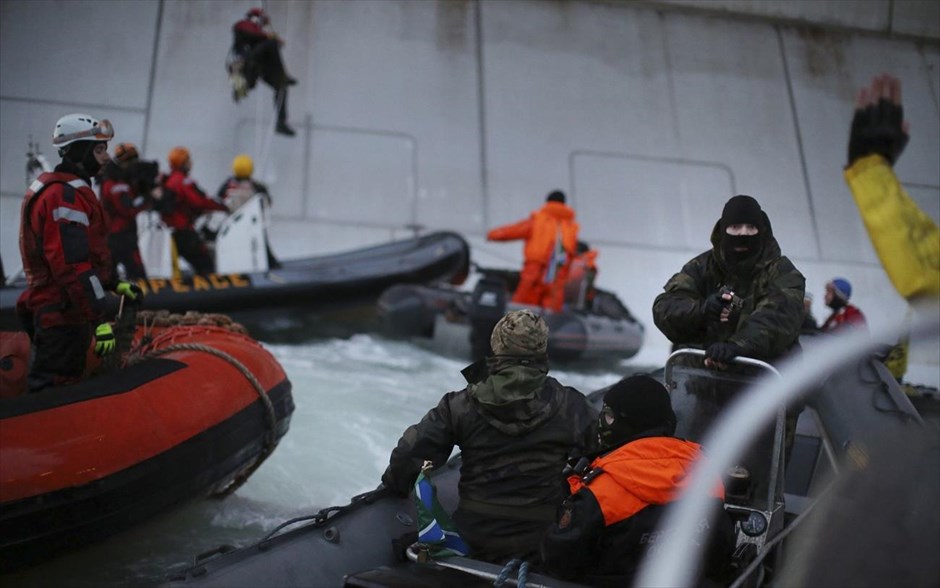 Ρωσική έφοδος σε ακτιβιστές της Greenpeace στην Αρκτική Θάλασσα. Αντρες του ρωσικού λιμενικού με κουκούλες κάνουν έφοδο σε ακτιβιστές της Greenpeace, κατά τη διάρκεια διαμαρτυρίας τους στην εξέδρα εξόρυξης πετρελαίου Prirazlomnaya της Gazprom, στη Θάλασσα της Πεκόρα. Τη σύλληψη 25 ακτιβιστών της, που διαμαρτύρονταν ενάντια στις γεωτρήσεις στην Αρκτική Θάλασσα από τον πετρελαϊκό κολοσσό Gazprom, κατά τη διάρκεια εφόδου ανδρών του ρωσικού λιμενικού σε ένα από τα πλοία της, στο Arctic Sunrise, καταγγέλλει η περιβαλλοντική οργάνωση Greenpeace.