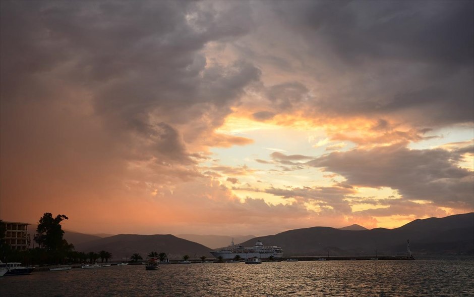 Δύση του ηλίου στο λιμάνι του Ναυπλίου. Το κρουαζιερόπλοιο Aegean Odyssey με σημαία Μάλτας διακρίνεται στο λιμάνι του Ναυπλίου κατά τη δύση του ηλίου.