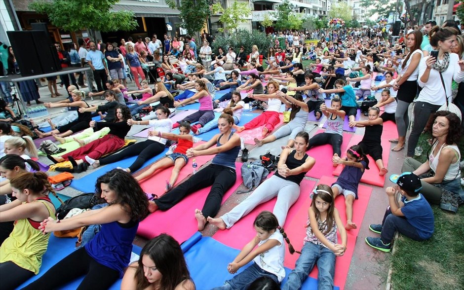 Zumba και Yoga στους δρόμους της συμπρωτεύουσας. Υπαίθριο Zumba και Yoga πραγματοποιήθηκε σήμερα στο πλαίσιο των εκδηλώσεων της «Ημέρας Χωρίς Αυτοκίνητο» στον πεζόδρομο της Αγίας Σοφίας στη Θεσσαλονίκη.