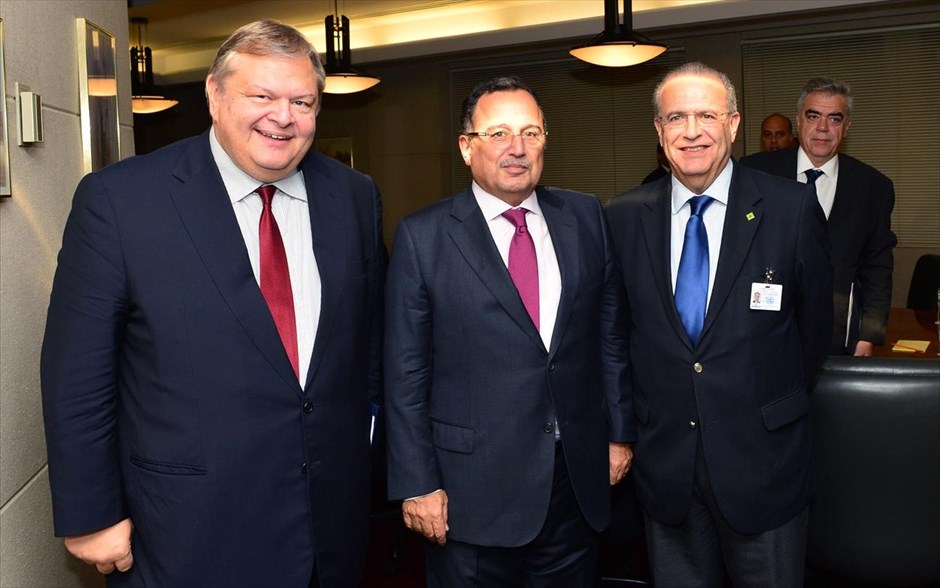 ΗΠΑ: Τριμερής συνάντηση Ελλάδας - Κύπρου - Αιγύπτου. Ο αντιπρόεδρος της κυβέρνησης και υπουργός Εξωτερικών, Ευάγγελος Βενιζέλος (αριστερά), ο υπουργός Εξωτερικών της Αιγύπτου Ναμπίλ Φάχμι (κέντρο) και ο ο υπουργός Εξωτερικών της Κύπρου Ιωάννης Κασουλίδης (δεξιά) φωτογραφίζονται πριν την συνάντησή τους στα γραφεία της Μόνιμης Αντιπροσωπείας της Αιγύπτου. Τα ζητήματα οριοθέτησης θαλάσσιων ζωνών μεταξύ Ελλάδας, Κύπρου και Αιγύπτου βρέθηκαν στο επίκεντρο της συνάντησης των υπουργών Εξωτερικών των τριών χωρών.
