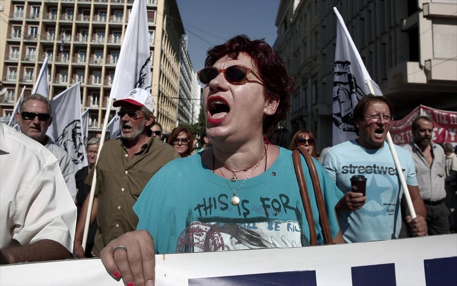 Απεργιακές συγκεντρώσεις στο Σύνταγμα - ΑΔΕΔΥ. Νέα&nbsp;48ωρη απεργία πραγματοποιεί, σήμερα και αύριο, η ΑΔΕΔΥ κατά των απολύσεων και της εφαρμογής του μέτρου της διαθεσιμότητας.
