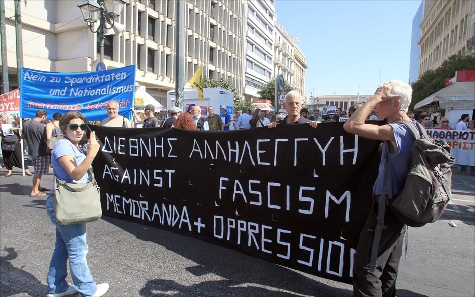 Συλλαλητήριο ΑΔΕΔΥ στο Σύνταγμα. Διαδηλωτές φωνάζουν συνθήματα κατά τη διάρκεια συγκέντρωσης διαμαρτυρίας που οργάνωσαν η ΑΔΕΔΥ και η ΓΣΕΕ στην πλατεία Κλαυθμώνος, Αθήνα, 24 Σεπτεμβρίου 2013. Νέα 48ωρη απεργία κήρυξε η ΑΔΕΔΥ ενάντια στη διαθεσιμότητα και τις απολύσεις στο δημόσιο τομέα.