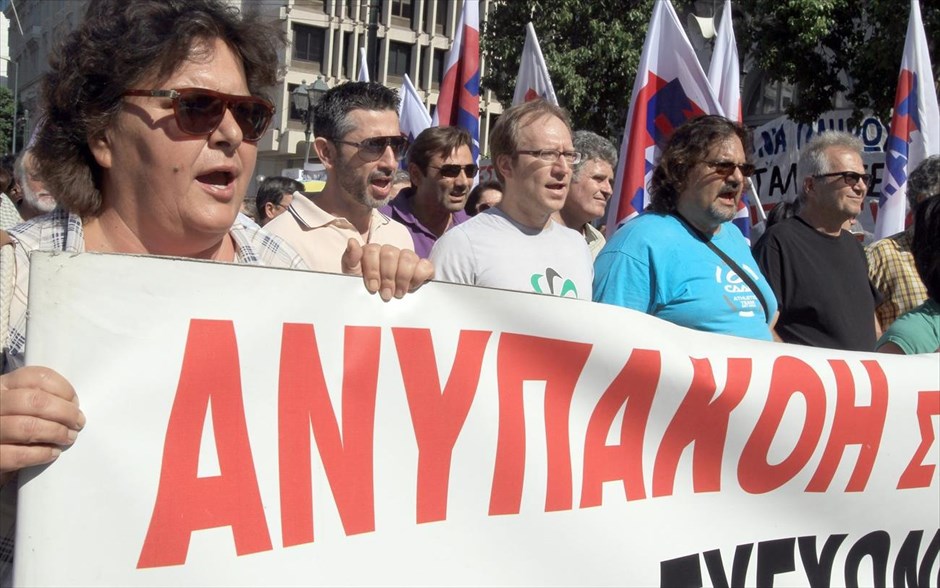 Συλλαλητήριο ΑΔΕΔΥ στο Σύνταγμα. Διαδηλωτές φωνάζουν συνθήματα κατά τη διάρκεια συγκέντρωσης διαμαρτυρίας που οργάνωσαν η ΑΔΕΔΥ και η ΓΣΕΕ στην πλατεία Κλαυθμώνος. Νέα 48ωρη απεργία κήρυξε η ΑΔΕΔΥ ενάντια στη διαθεσιμότητα και τις απολύσεις στο δημόσιο τομέα.