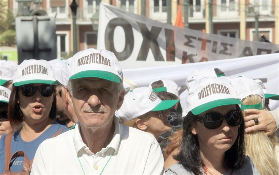Συλλαλητήριο ΑΔΕΔΥ στο Σύνταγμα. Διαδηλωτές φωνάζουν συνθήματα κατά τη διάρκεια συγκέντρωσης διαμαρτυρίας που οργάνωσαν η ΑΔΕΔΥ και η ΓΣΕΕ στην πλατεία Κλαυθμώνος.Νέα 48ωρη απεργία κήρυξε η ΑΔΕΔΥ ενάντια στη διαθεσιμότητα και τις απολύσεις στο δημόσιο τομέα.