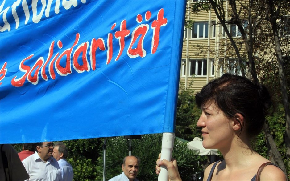 Συλλαλητήριο ΑΔΕΔΥ στο Σύνταγμα. Διαδηλωτές κρατούν πανό από γερμανικό συνδικάτο που συμπαρίσταται στους Έλληνες διαδηλωτές, κατά τη διάρκεια συγκέντρωσης διαμαρτυρίας που οργάνωσαν η ΑΔΕΔΥ και η ΓΣΕΕ στην πλατεία Κλαυθμώνος.