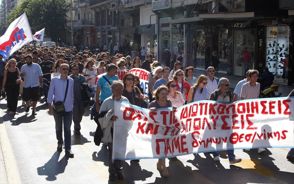 Θεσσαλονίκη  - Συλλαλητήριο ΠΑΜΕ. Συγκέντρωση και πορεία διαμαρτυρίας μελών του ΠΑΜΕ, την πρώτη μέρα της 48ωρης απεργίας στο δημόσιο, στο κέντρο της Θεσσαλονίκης. Νέα 48ωρη απεργία κήρυξε η ΑΔΕΔΥ ενάντια στη διαθεσιμότητα και τις απολύσεις στο δημόσιο τομέα.