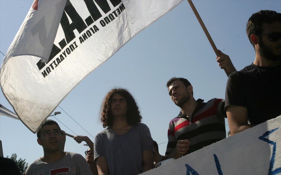 Συγκέντρωση διαμαρτυρίας από το ΠΑΜΕ. Συγκέντρωση διαμαρτυρίας από το ΠΑΜΕ (Πανεργατικό Αγωνιστικό Μέτωπο) στην Αθήνα. Νέα 48ωρη απεργία κήρυξε η ΑΔΕΔΥ ενάντια στη διαθεσιμότητα και τις απολύσεις στο δημόσιο τομέα.