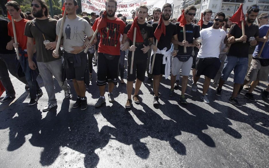 Απεργιακές συγκεντρώσεις στο Σύνταγμα. Διαδηλωτές φωνάζουν συνθήματα καθώς πραγματοποιούν πορεία διαμαρτυρίας προς τη Βουλή. H ΑΔΕΔΥ προχωρά σε νέα 48ωρη απεργία, σήμερα και αύριο, κατά των απολύσεων και της εφαρμογής του μέτρου της διαθεσιμότητας.