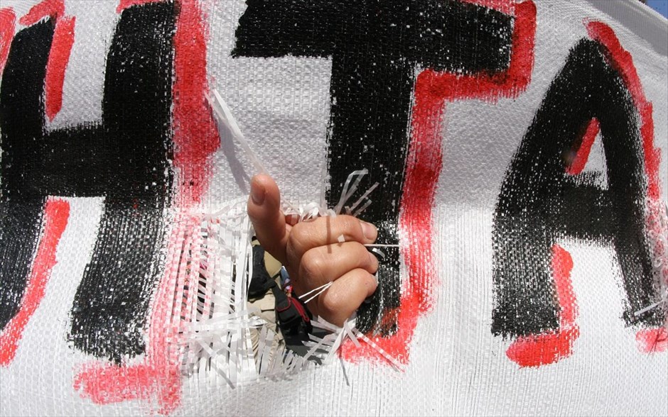 Απεργιακές συγκεντρώσεις στο Σύνταγμα. Χιλάδες εργαζόμενοι στο δημόσιο διαδήλωσαν σήμερα ενάντια στη διαθεσιμότητα, ανταποκρινόμενοι στο απεργιακό κάλεσμα της ΑΔΕΔΥ, που έχει κηρύξει 48ωρη απεργία για σήμερα και αύριο.