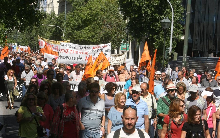 Απεργιακές συγκεντρώσεις στο Σύνταγμα. Χιλάδες εργαζόμενοι στο δημόσιο διαδήλωσαν σήμερα ενάντια στη διαθεσιμότητα, ανταποκρινόμενοι στο απεργιακό κάλεσμα της ΑΔΕΔΥ, που έχει κηρύξει 48ωρη απεργία για σήμερα και αύριο.