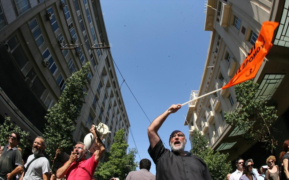 Απεργιακές συγκεντρώσεις στο Σύνταγμα. Χιλάδες εργαζόμενοι στο δημόσιο διαδήλωσαν σήμερα ενάντια στη διαθεσιμότητα, ανταποκρινόμενοι στο απεργιακό κάλεσμα της ΑΔΕΔΥ, που έχει κηρύξει 48ωρη απεργία για σήμερα και αύριο.