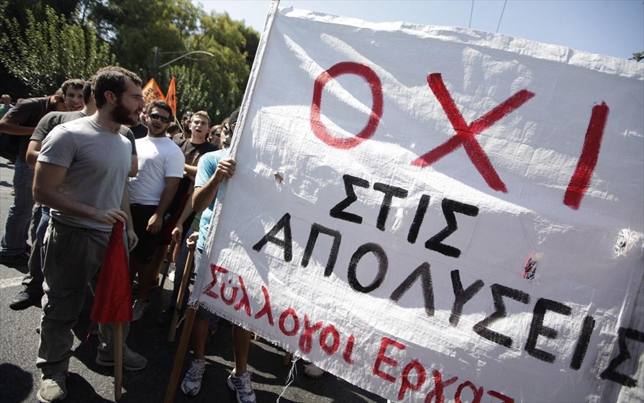Απεργιακές συγκεντρώσεις στο Σύνταγμα. Χιλάδες εργαζόμενοι στο δημόσιο διαδήλωσαν σήμερα ενάντια στη διαθεσιμότητα, ανταποκρινόμενοι στο απεργιακό κάλεσμα της ΑΔΕΔΥ, που έχει κηρύξει 48ωρη απεργία για σήμερα και αύριο.