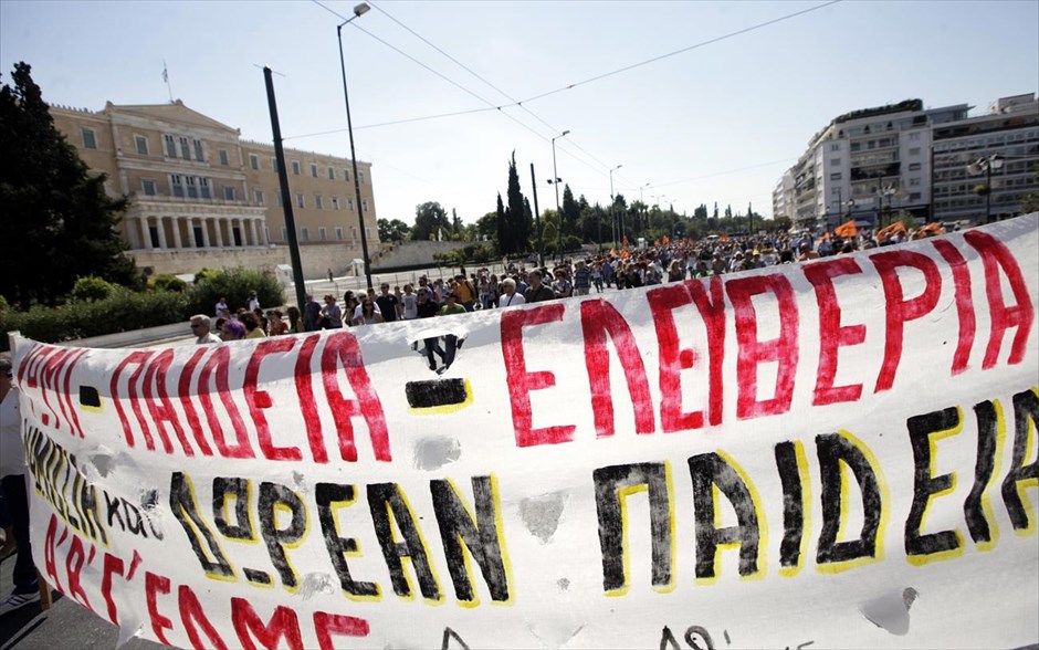 Απεργιακές συγκεντρώσεις στο Σύνταγμα. Χιλάδες εργαζόμενοι στο δημόσιο διαδήλωσαν σήμερα ενάντια στη διαθεσιμότητα, ανταποκρινόμενοι στο απεργιακό κάλεσμα της ΑΔΕΔΥ, που έχει κηρύξει 48ωρη απεργία για σήμερα και αύριο.