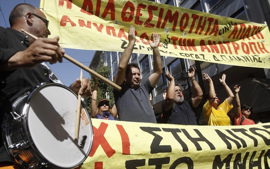 Απεργιακές συγκεντρώσεις στο Σύνταγμα. Χιλάδες εργαζόμενοι στο δημόσιο διαδήλωσαν σήμερα ενάντια στη διαθεσιμότητα, ανταποκρινόμενοι στο απεργιακό κάλεσμα της ΑΔΕΔΥ, που έχει κηρύξει 48ωρη απεργία για σήμερα και αύριο.