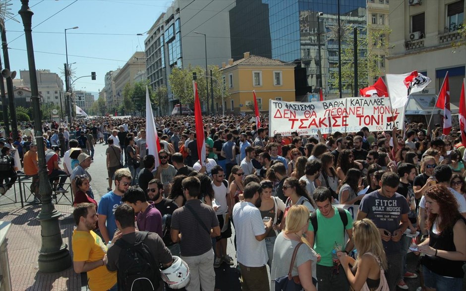 Αντιφασιστική συγκέντρωση από το ΠΑΜΕ. Πορεία προς της Βουλή πραγματοποιεί το ΠΑΜΕ, που νωρίτερα διοργάνωσε αντιφασιστική συγκέντρωση στα Προπύλαια. Θα ακολουθήσει συναυλία στις 14:00 στην πλατεία Συντάγματος.