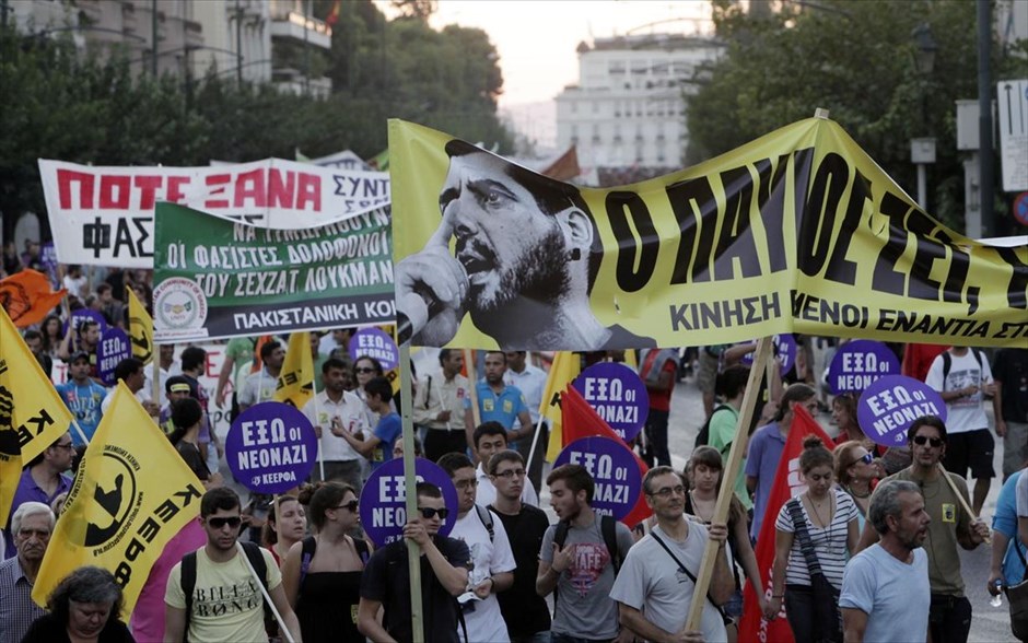 Σύνταγμα: Αντιφασιστικό συλλαλητήριο. Στιγμιότυπο από το αντιφασιστικό συλλαλητήριο που διοργάνωσε η ΓΣΕΕ και η ΑΔΕΔΥ στην πλατεία Συντάγματος την Τετάρτη 25 Σεπτεμβρίου.