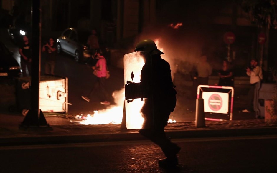 Επεισόδια στο αντιφασιστικό συλλαλητήριο #4. Επεισόδια σημειώθηκαν μεταξύ διαδηλωτών και αστυνομικών στην Μεσογείων.