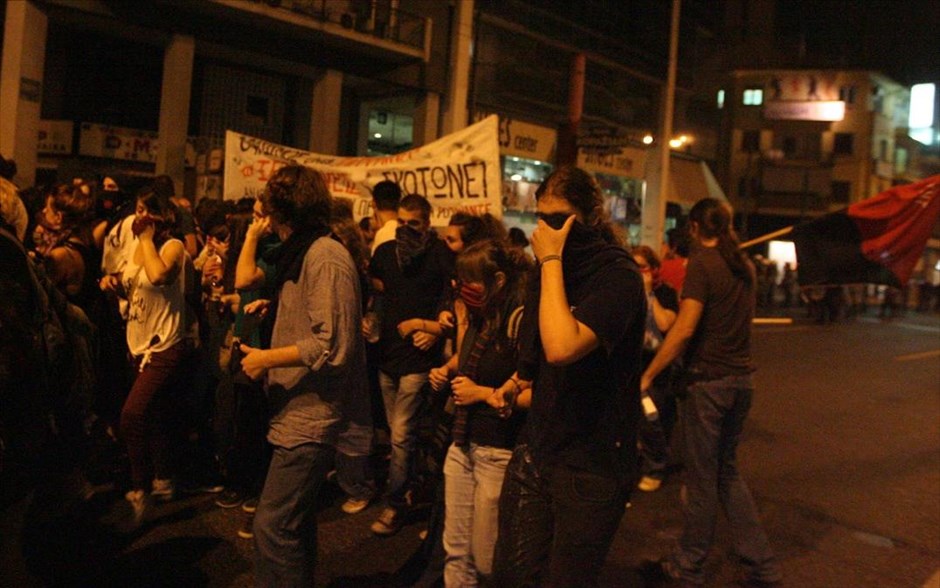 Αντιφασιστικό συλλαλητήριο - Σύνταγμα #23. Οι διαδηλωτές έκαναν πορεία με προορισμό τα γραφεία της Χρυσής Αυγής στη Μεσογείων. Περίπου 50μ. από εκείνο το σημείο, υπήρχαν 2 κλούβες και ΜΑΤ που του απαγόρευσαν να προχωρήσουν και τότε άρχισαν τα επεισόδια.