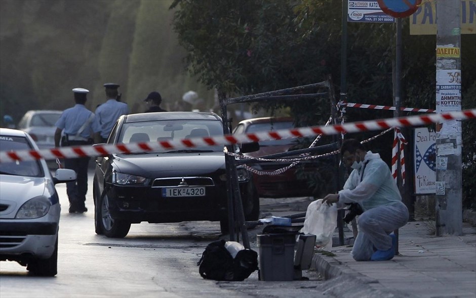 Εκρηκτικός μηχανισμός εξερράγη στη ΔΟΥ Κηφισιάς . Εκρηκτικός μηχανισμός εξερράγη στις 5 τα ξημερώματα στην είσοδο του κτηρίου, στο οποίο στεγάζεται η ΔΟΥ Κηφισιάς. Από την έκρηξη προκλήθηκαν ζημιές στο κτήριο, ωστόσο δεν υπήρξε τραυματισμός.Στο σημείο έσπευσαν αστυνομικές δυνάμεις που πρόλαβαν να αποκλείσουν την περιοχή.