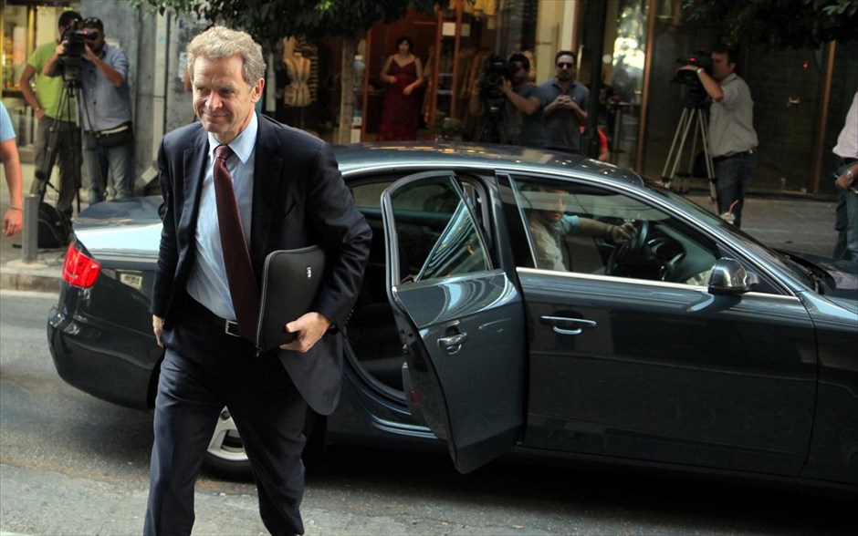 Στο ΥΠΟΙΚ η τρόικα. Με τους επικεφαλής της τρόικας συναντάται ο υπουργός Οικονομικών, Γιάννης Στουρνάρας, σε μια εφ΄όλης της ύλης διαπραγμάτευση επί των ανοιχτών ζητημάτων. Στη φωτογραφία ο εκπρόσωπος του Διεθνούς Νομισματικού Ταμείου Πολ Τόμσεν κατά την άφιξή του στο υπουργείο.