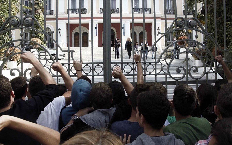 Διαμαρτυρία μαθητών έξω από το ΥΜΑΘ . Διαμαρτυρία πραγματοποίησαν σήμερα έξω από το υπουργείο Μακεδονίας – Θράκης γονείς και μαθητές σχολείων της Θεσσαλονίκης, ζητώντας να δοθεί λύση στο πρόβλημα της μεταφοράς των μαθητών. Την εκτίμηση ότι σύντομα θα υπάρξει απάντηση από το υπουργείο Εσωτερικών σχετικά με την επίλυση του προβλήματος&nbsp;διατύπωσε ο υπουργός Μακεδονίας - Θράκης Θεόδωρος Καράογλου, ο οποίος είχε συνάντηση με τον αντιπεριφερειάρχη Κεντρικής Μακεδονίας Θεοφάνη Παπά, δημάρχους και εκπροσώπους Συλλόγων Γονέων και Κηδεμόνων.