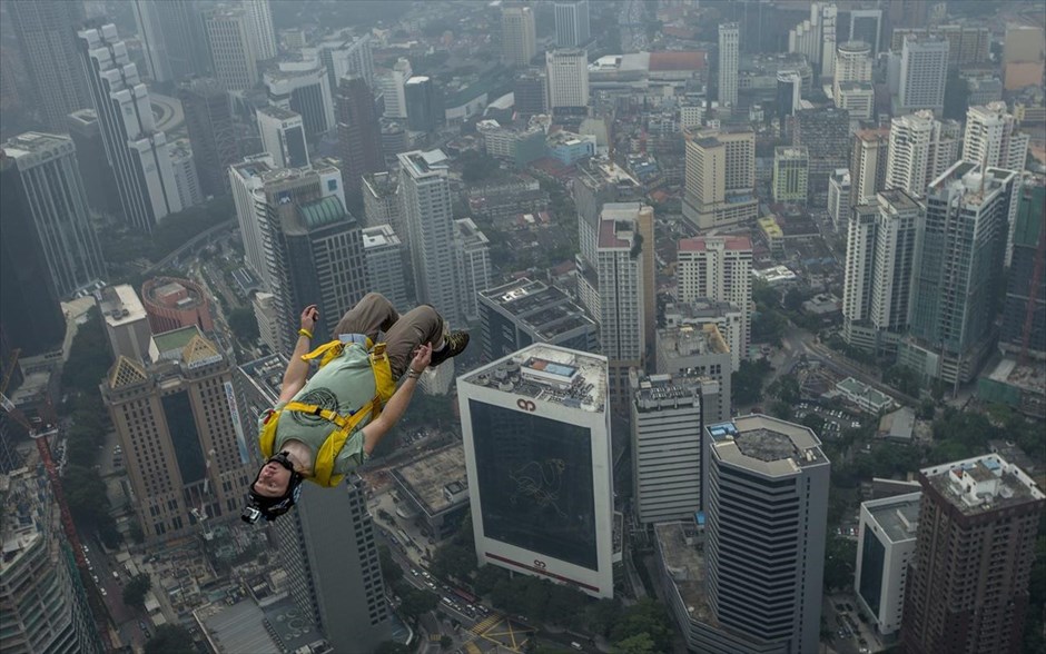 Άλμα στο κενό. Ο Σουηδός αθλητής του BASE jump, Μίκαελ Φαλτ πηδά στο κενό από τον ύψους 300 μέτρων Πύργο της Κουάλα Λουμπούρ στη Μαλαισία. &nbsp;