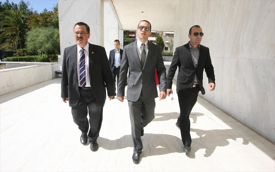 Στον Άρειο Πάγο βουλευτές της Χρυσής Αυγής. Στον Άρειο Πάγο κατευθύνεται σύσσωμη η Κοινοβουλευτική Ομάδα της Χρυσής Αυγής.&nbsp;Μέχρι στιγμής δεν είναι γνωστοί οι λόγοι για τους οποίους οι βουλευτές της Χρυσής Αυγής μεταβαίνουν στο Ανώτατο Δικαστήριο. Υπενθυμίζεται ωστόσο ότι ο εκπρόσωπος Τύπου της Χρυσής Αυγής Ηλίας Κασιδιάρης, είχε προαναγγείλει ότι η Χ.Α. θα καταθέσει φακέλους στην Δικαιοσύνη για να χαρακτηριστούν «εγκληματικές οργανώσεις» ΝΔ, ΠΑΣΟΚ, ΣΥΡΙΖΑ και ΚΚΕ.