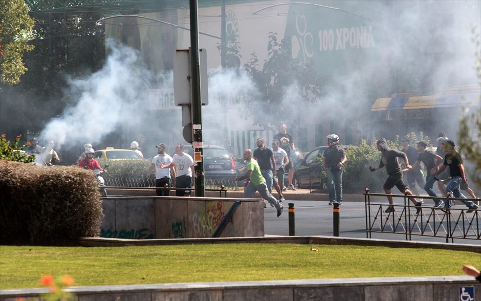 Άρειος Πάγος: Ένταση μεταξύ οπαδών . Αστυνομικές δυνάμεις επεμβαίνουν καθώς ομάδες ατόμων συγκρούονται μεταξύ τους στη Λ. Αλεξάνδρας. Τα επεισόδια ξεκίνησαν λίγο μετά τη μία έξω από τον Άρειο Πάγο, όταν ομάδα περίπου 15 ατόμων με μαύρα ρούχα και κράνη στα χέρια, έφτασαν στην πλαϊνή είσοδο του Ανωτάτου Δικαστηρίου και πέταξαν καπνογόνα και μάρμαρα. Αστυνομική δύναμη που έφθασε στο σημείο, απώθησε μέρος της ομάδας, η οποία διέφυγε προς το γήπεδο του Παναθηναϊκού.