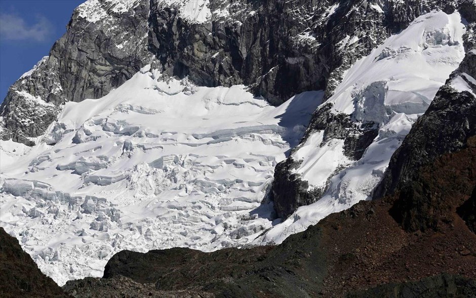 Συρρικνώνονται οι παγετώνες στο Περού. Άποψη ενός παγετώνα στην πλαγιά του όρους Τσοπικάλκι στο Εθνικό Πάρκο Ουαράζ του Περού. 