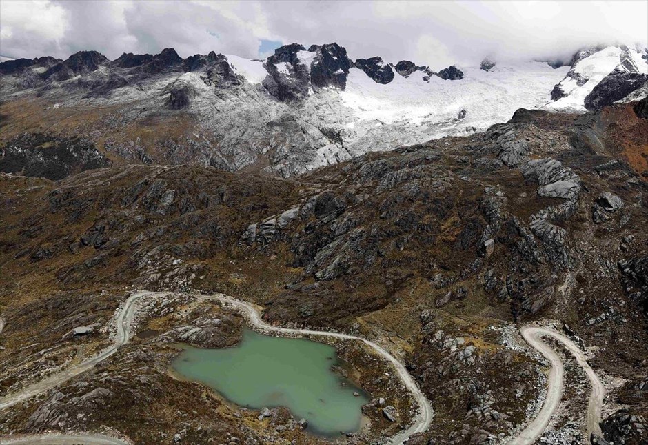 Συρρικνώνονται οι παγετώνες στο Περού. Λίμνη που έχει σχηματιστεί από την τήξη του παγετώνων.