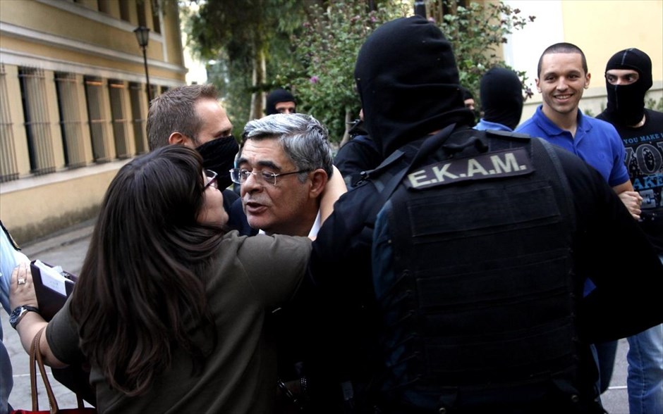 Ευελπίδων - Χρυσή Αυγή - Μιχαλολιάκος - Ουρανία - φιλί. Στιγμιότυπο από την μεταγωγή των βουλευτών και των στελεχών της Χρυσής Αυγής στον Εισαγγελέα και κατόπιν στον ανακριτή,με την κατηγορία της σύστασης εγκληματικής οργάνωσης.