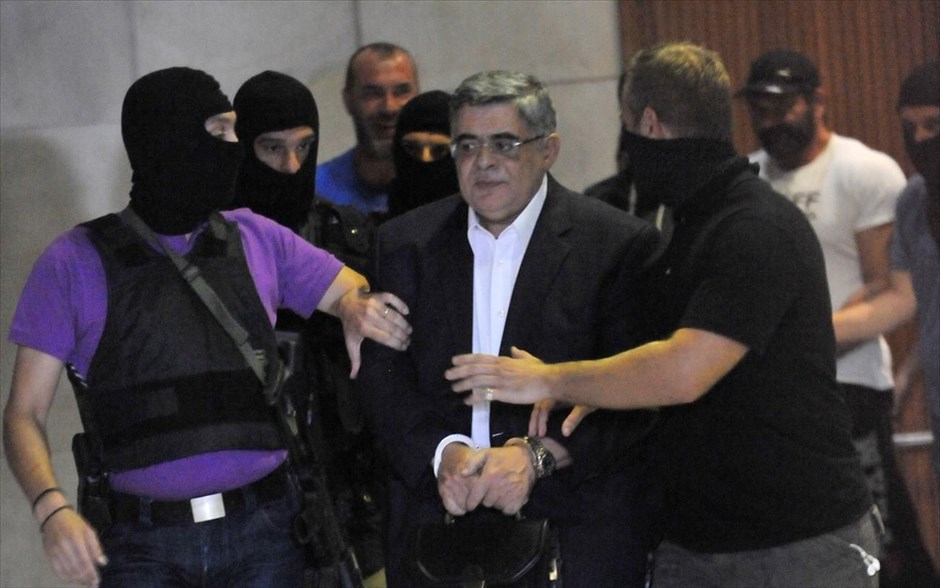 ΓΑΔΑ - Χρυσή Αυγή - Μιχαλολιάκος. Ο γγ της Χρυσής Αυγής Νίκος Μιχαλολιάκος μεταφέρεται από άνδρες των ΕΚΑΜ στον εισαγγελέα από το κτήριο της ΓΑΔΑ.