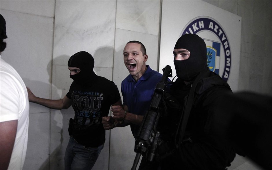 ΓΑΔΑ - Χρυσή Αυγή - Κασιδιάρης. O βουλευτής της Χρυσής Αυγής Ηλίας Κασιδιάρης κατά την μεταγωγή των συλληφθέντων βουλευτών και στελεχών της Χρυσής Αυγής, από το κτίριο της Γενικής Αστυνομικής Διεύθυνσης Αθηνών (Γ.Α.Δ.Α.) επί της Λεωφ.Αλεξάνδρας, στο κτίριο της Εισαγγελίας Πρωτοδικών, στην οδό Ευελπίδων.
