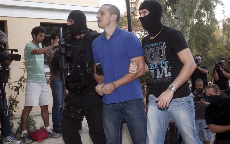 Ευελπίδων - Χρυσή Αυγή - Κασιδιάρης. O βουλευτής της Χρυσής Αυγής Ηλίας Κασιδιάρης κατά την μεταγωγή των συλληφθέντων βουλευτών και στελεχών της Χρυσής Αυγής, από το κτίριο της Γενικής Αστυνομικής Διεύθυνσης Αθηνών, (Γ.Α.Δ.Α.) επί της Λεωφ.Αλεξάνδρας, στο κτίριο της Εισαγγελίας Πρωτοδικών, στην οδό Ευελπίδων.