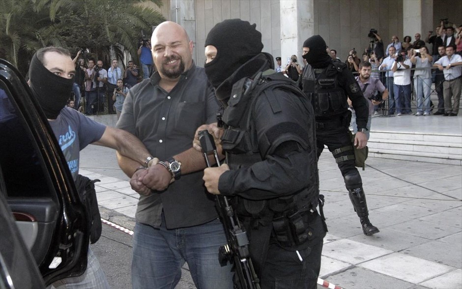 ΓΑΔΑ - Χρυσή Αυγή - Παναγιώταρος. Ο βουλευτής της Χρυσής Αυγής Ηλίας Παναγιώταρος κατά την μεταγωγή των συλληφθέντων βουλευτών και στελεχών της Χρυσής Αυγής, από το κτίριο της Γενικής Αστυνομικής Διεύθυνσης Αθηνών (Γ.Α.Δ.Α.) επί της Λεωφ.Αλεξάνδρας, στο κτίριο της Εισαγγελίας Πρωτοδικών, στην οδό Ευελπίδων.