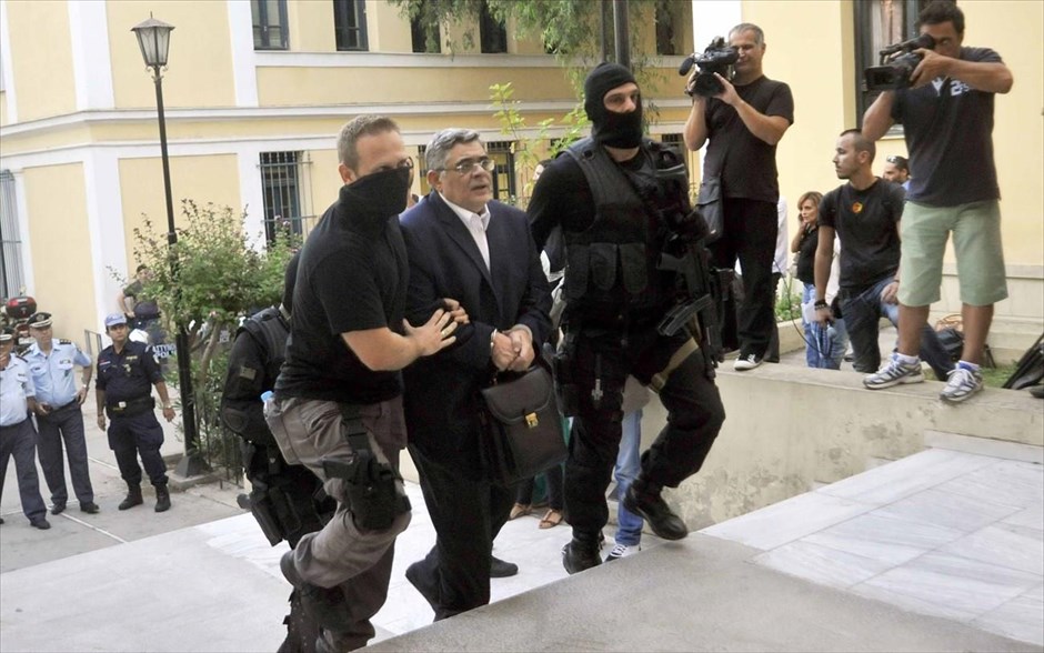 Ευελπίδων - Χρυσή Αυγή - Μιχαλολιάκος. Με τζιπ της Αντιτρομοκρατικής και κάτω από δρακόντεια μέτρα ασφαλείας έγινε η μεταγωγή του γ.γ. της Χρυσής Αυγής Ν. Μιχαλολιάλου και των βουλευτών Ηλ. Κασιδιάρη, Ηλ. Παναγιώταρου, Ν. Μίχου και Γ. Λαγού στα δικαστήρια της πρώην Σχολής Ευελπίδων. Οι συλληφθέντες οδηγήθηκαν στο κτήριο 16 και προσήχθησαν ενώπιον του Εισαγγελέα για να τους ασκηθεί ποινική δίωξη.