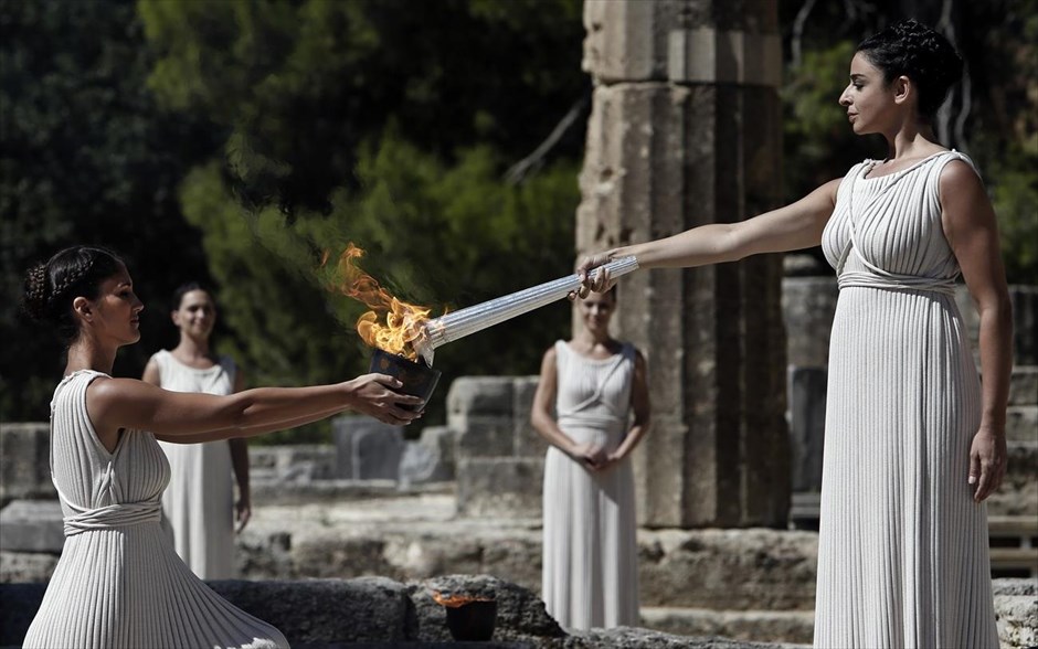 Τελετή Αφής της Φλόγας ενόψει των Χειμερινών Ολυμπιακών Αγώνων «Σότσι 2014». Πραγματοποιήθηκε σήμερα στην Αρχαία Ολυμπία η Τελετή Αφής της Φλόγας ενόψει των Χειμερινών Ολυμπιακών Αγώνων «Σότσι 2014». Η αντίστροφη μέτρηση για τη σπουδαία διοργάνωση που θα διεξαχθεί στη ρωσική πόλη τον ερχόμενο Φεβρουάριο ξεκίνησε (σε 131 ημέρες ανοίγει η «αυλαία»), όπως και η λαμπαδηδρομία που θα περάσει σήμερα από την Αρχαία Ηλιδα, τον Πύργο, την Τρίπολη και θα διανυκτερεύσει στα Καλάβρυτα.