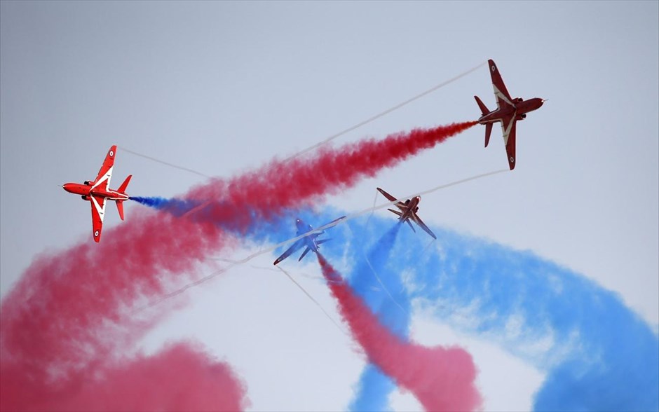 Αεροπορική επίδειξη των «Red Arrows» της Βρετανικής RAF. Το ακροβατικό σμήνος της Βρετανικής RAF, «Red Arrows», κατά τη διάρκεια της Διεθνούς Αεροπορικής Επίδειξης 2013, στο Διεθνές Αεροδρόμιο της Μάλτας, έξω από τη Βαλέτα.