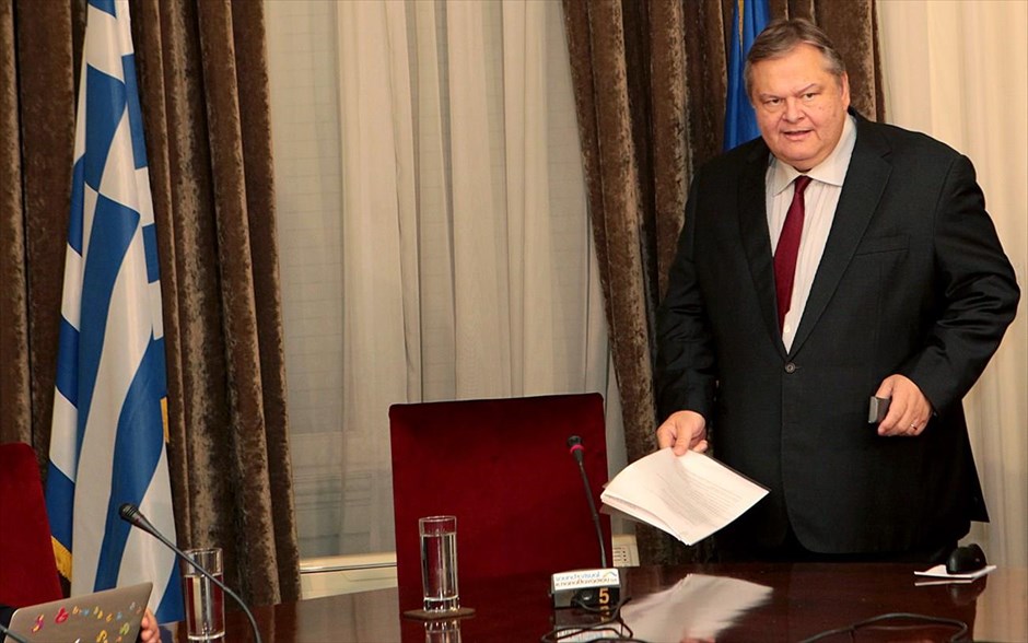 Ευ. Βενιζέλος: «Κανείς δεν θα εξευτελίσει τους κοινοβουλευτικούς θεσμούς». Ο αντιπρόεδρος της Κυβέρνησης και υπουργός Εξωτερικών Ευάγγελος Βενιζέλος ετοιμάζεται να μιλήσει στην συνέντευξη Τύπου στο Υπουργείο Εξωτερικών. «Κανείς δεν θα εξευτελίσει τους κοινοβουλευτικούς θεσμούς», τόνισε ο κ Βενιζέλος, υπογραμμίζοντας ότι η χώρα έχει ανάγκη από σταθερότητα και πρέπει να παραμείνει προσηλωμένη στους στόχους της.