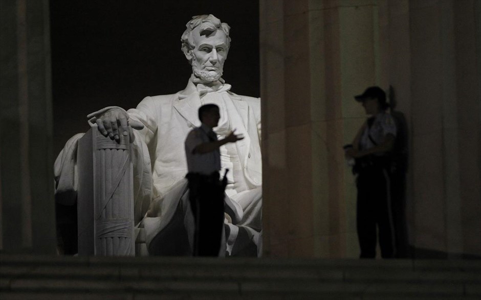 ΗΠΑ: Σε υποχρεωτική αργία 800.000 υπάλληλοι. Μέλη του προσωπικού ασφαλείας απεικονίζονται στο μνημείο Λίνκολν στην Ουάσιγκτον. Άρχισε η μερική αναστολή των λειτουργιών της ομοσπονδιακής κυβέρνησης των ΗΠΑ μετά την αδυναμία των δύο σωμάτων του Κογκρέσου να συμφωνήσουν σε έναν νέο ομοσπονδιακό προϋπολογισμό. Τα εθνικά πάρκα και τα μουσεία της Ουάσιγκτον αναμένεται να κλείσουν, οι συντάξεις και τα επιδόματα των βετεράνων θα καθυστερήσουν, ενώ δεν θα εξετάζονται αιτήσεις για βίζα και διαβατήριο.
