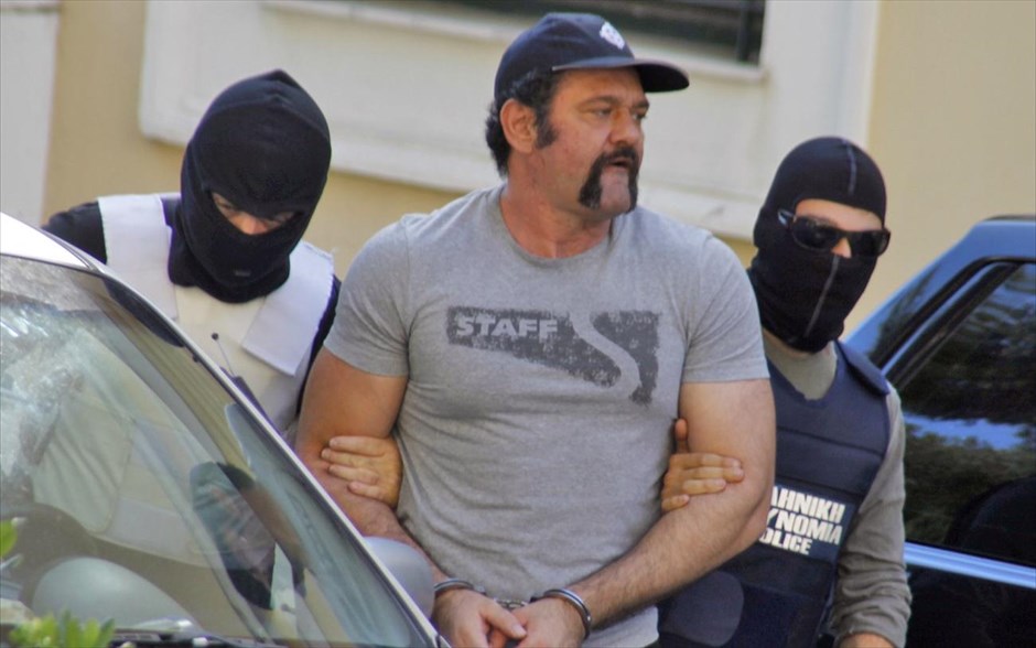 Στον ανακριτή οι συλληφθέντες βουλευτές της Χρυσής Αυγής . Στιγμιότυπο από την προσαγωγή στον ανακριτή του βουλευτή της Χρυσής Αυγής Γιάννη Λαγού στα Δικαστήρια της πρώην σχολής Ευελπίδων. Ενώπιον του ανακριτή της υπόθεσης της Χρυσής Αυγής οδηγήθηκαν λίγο μετά τις 15.00 -υπό ισχυρή αστυνομική συνοδεία- οι τέσσερις συλληφθέντες βουλευτές της Χ.Α. Όπως επισημαίνεται στο κατηγορητήριο, από τις τηλεφωνικές συνομιλίες προκύπτει ότι ο Ν. Μιχαλολιάκος ενημερώθηκε για τη δολοφονία του Παύλου Φύσσα από τον Γ. Λαγό. Τον βουλευτή Β΄Αθήνας είχε ενημερώσει νωρίτερα ο Γιώργος Πατέλης, ο οποίος έμαθε από τον Γιώργο Ρουπακιά ότι σκότωσε τον 34χρονο ράπερ.