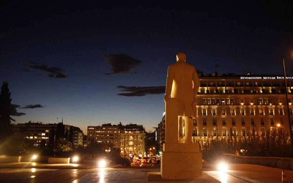Λυκόφως στο Σύνταγμα. Ο νυχτερινός ουρανός της Αθήνας, όπως διακρίνεται από το άγαλμα του Ελευθερίου Βενιζέλου στη Βουλή.