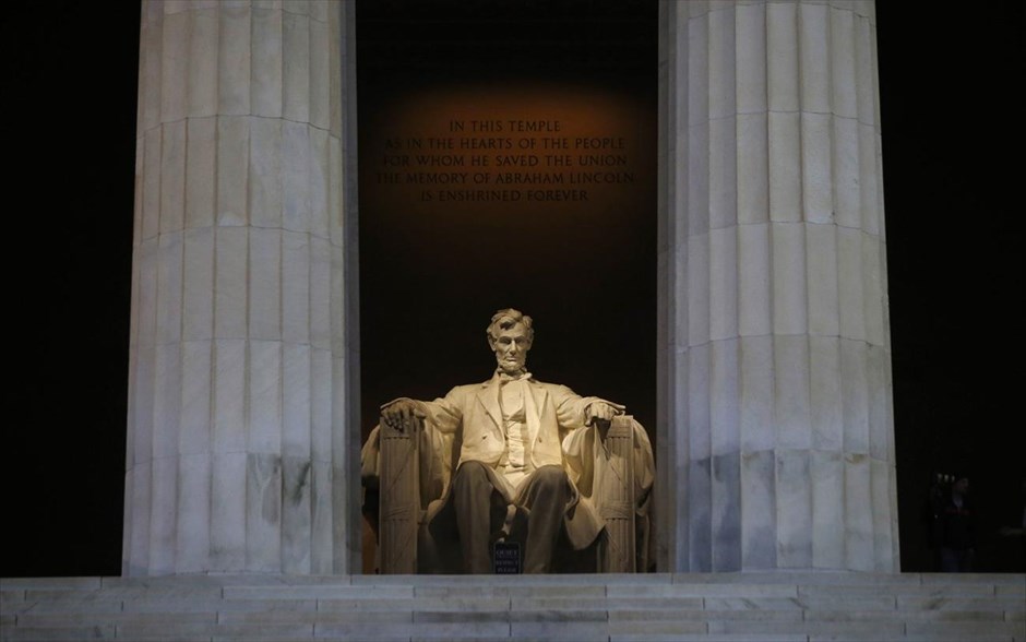 ΗΠΑ: Μερική διακοπή λειτουργίας της κυβέρνησης. Το μνημείο Λίνκολν στην Ουάσιγκτον. Το αδιέξοδο στο Κονγκρέσο για τον προϋπολογισμό των ΗΠΑ, με τους Ρεπουμπλικάνους να επιμένουν στην καθυστέρηση της εφαρμογής της μεταρρύθμισης του Μπαράκ Ομπάμα για την υγειονομική ασφαλιστική κάλυψη (Obamacare), άφησαν την αμερικανική κυβέρνηση αντιμέτωπη με την πρώτη μερική διακοπή της λειτουργίας της εδώ και 17 χρόνια.