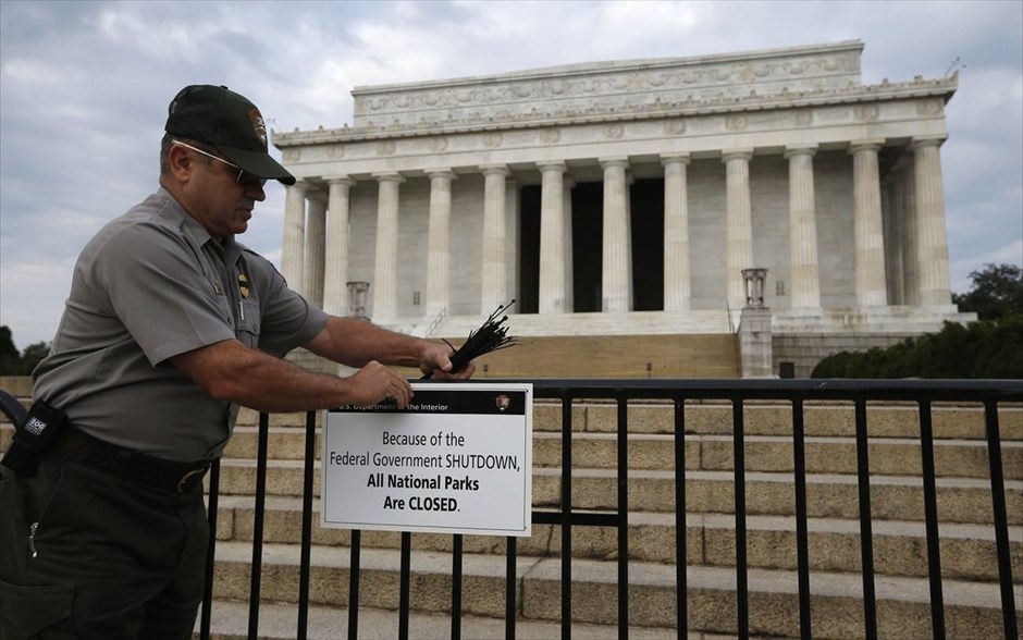 ΗΠΑ: Μερική διακοπή λειτουργίας της κυβέρνησης. Μέλος του προσωπικού ασφαλείας τοποθετεί πινακίδα απαγόρευσης εισόδου στο μνημείο Λίνκολν στην Ουάσιγκτον. Άρχισε η μερική αναστολή των λειτουργιών της ομοσπονδιακής κυβέρνησης των ΗΠΑ μετά την αδυναμία των δύο σωμάτων του Κογκρέσου να συμφωνήσουν σε έναν νέο ομοσπονδιακό προϋπολογισμό.