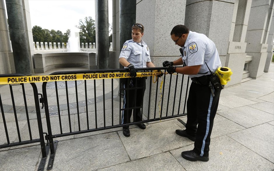 ΗΠΑ: Μερική διακοπή λειτουργίας της κυβέρνησης. Μέλη του προσωπικού ασφαλείας κλείνουν το μνημείο του Δευτέρου Παγκοσμίου Πολέμου στην Ουάσιγκτον. Άρχισε η μερική αναστολή των λειτουργιών της ομοσπονδιακής κυβέρνησης των ΗΠΑ μετά την αδυναμία των δύο σωμάτων του Κογκρέσου να συμφωνήσουν σε έναν νέο ομοσπονδιακό προϋπολογισμό.