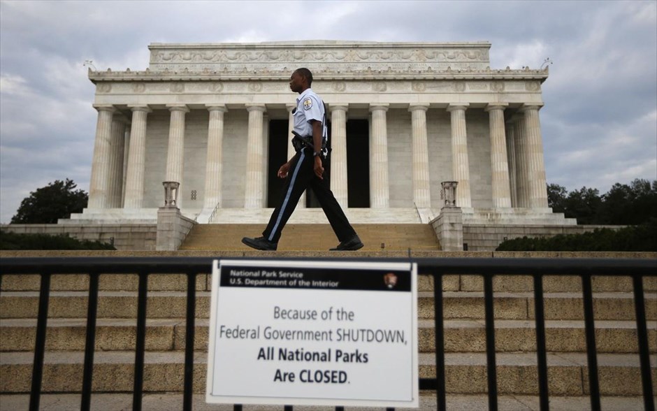 ΗΠΑ: Μερική διακοπή λειτουργίας της κυβέρνησης. Μέλος του προσωπικού ασφαλείας απεικονίζεται στο μνημείο Λίνκολν στην Ουάσιγκτον. Άρχισε η μερική αναστολή των λειτουργιών της ομοσπονδιακής κυβέρνησης των ΗΠΑ μετά την αδυναμία των δύο σωμάτων του Κογκρέσου να συμφωνήσουν σε έναν νέο ομοσπονδιακό προϋπολογισμό. Τα εθνικά πάρκα και τα μουσεία της Ουάσιγκτον έκλεισαν, οι συντάξεις και τα επιδόματα των βετεράνων θα καθυστερήσουν, ενώ δεν θα εξετάζονται αιτήσεις για βίζα και διαβατήριο.